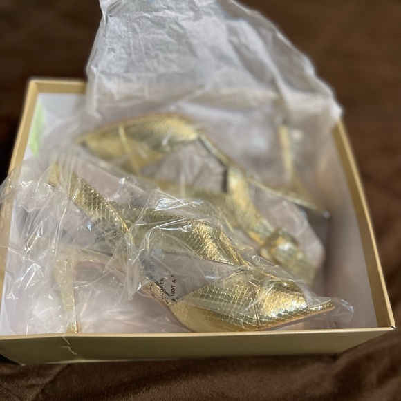 Brand new gold colored heeled sandals - Picture 3 of 3